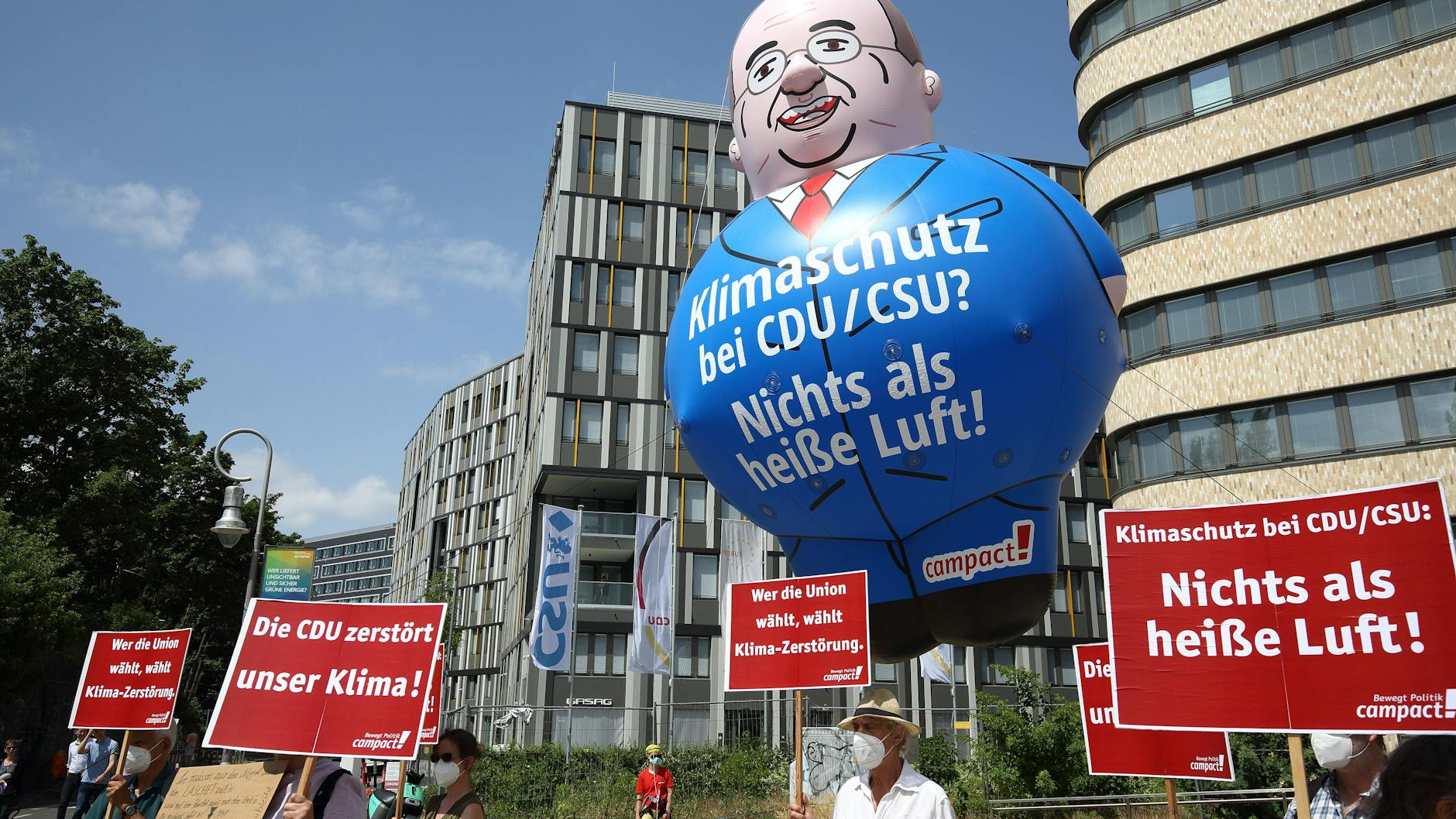 Vor dem EUREF-Campus in Berlin haben Protestierende einen fünf Meter hohen Laschet-Ballon steigen lassen. 