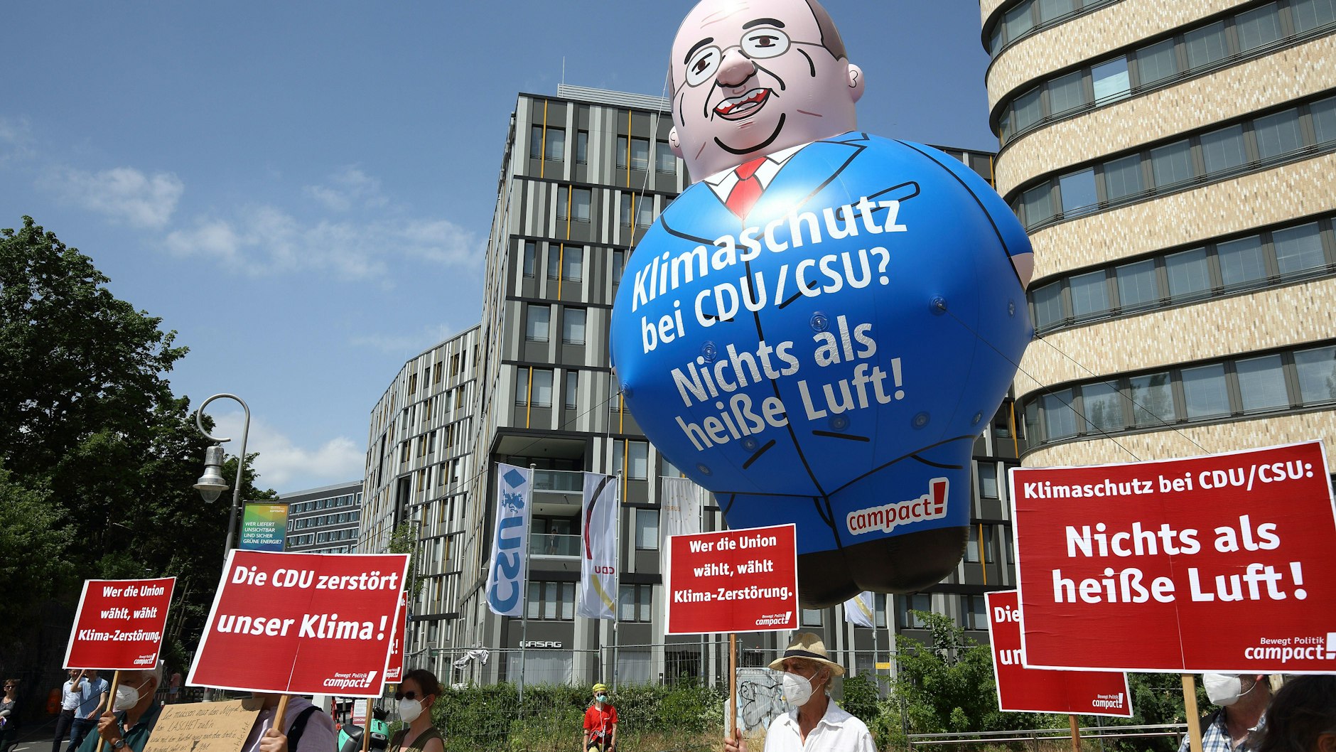 Vor dem EUREF-Campus in Berlin haben Protestierende einen fünf Meter hohen Laschet-Ballon&nbsp; steigen lassen.&nbsp;&nbsp;