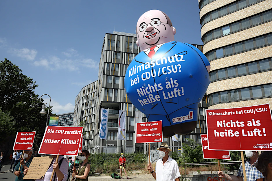 Vor dem EUREF-Campus in Berlin haben Protestierende einen fünf Meter hohen Laschet-Ballon&nbsp; steigen lassen.&nbsp;&nbsp;