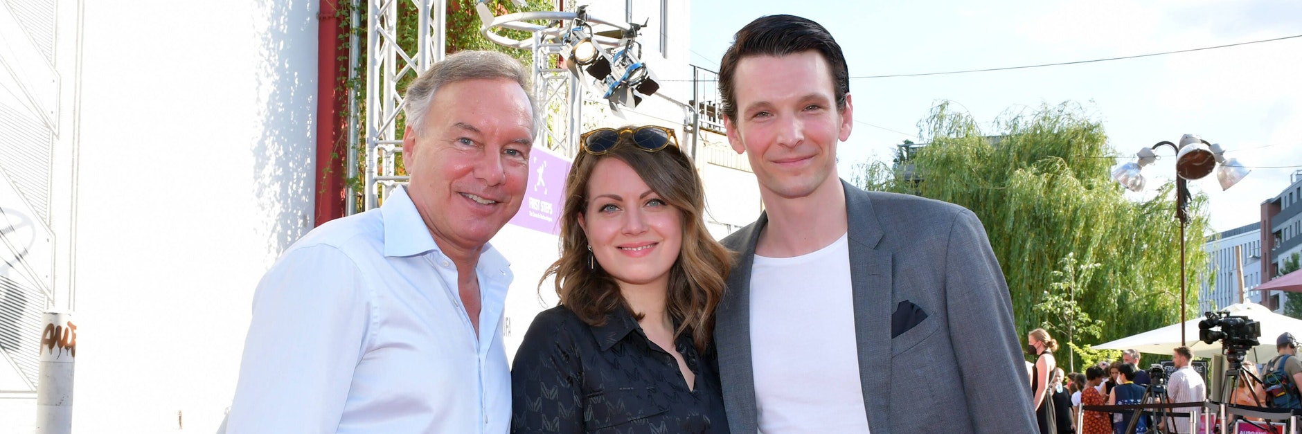 First Steps Award 2021: Nico Hofmann, Alice Dwyer mit Ehemann Sabin Tambrea kommen auf dem Berliner Holzmarkt an.