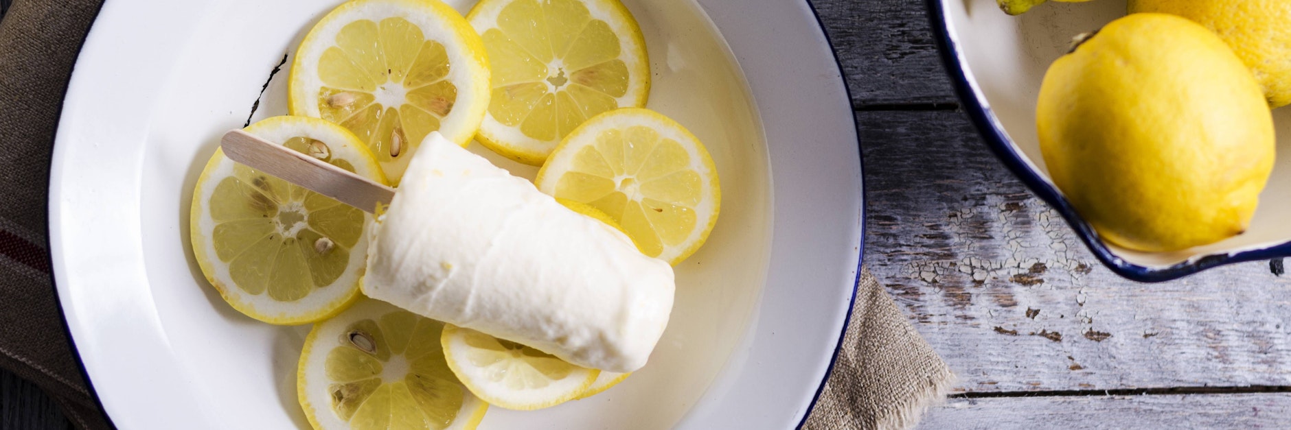 Zitroneneis ist im Sommer einfach sagenhaft erfrischend - und nicht schwer herzustellen!