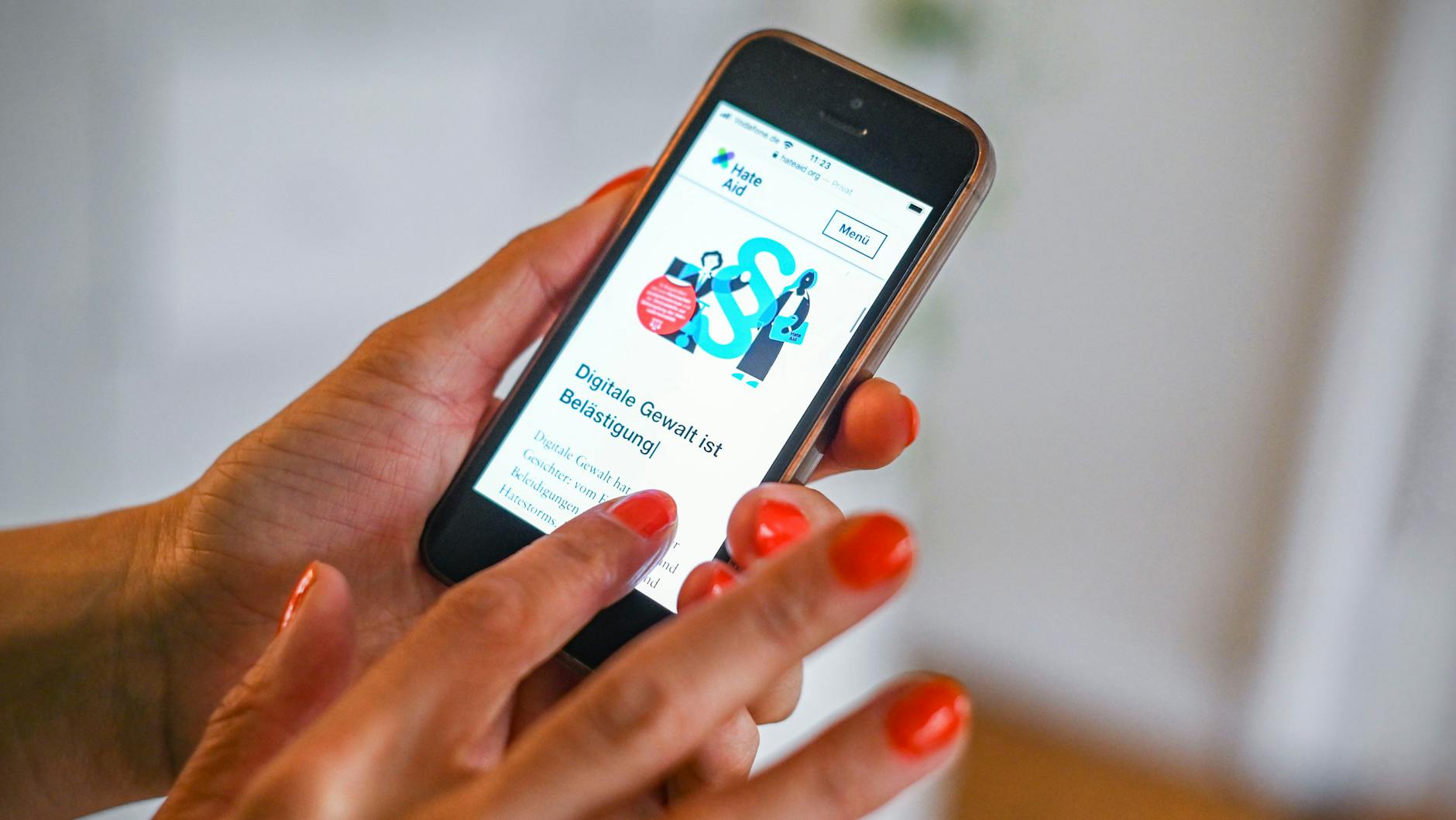 Hasskommentare melden oder zivilrechtlich gegen die Täter vorgehen – Betroffene haben einige Möglichkeiten, sich gegen digitale Gewalt zu wehren.