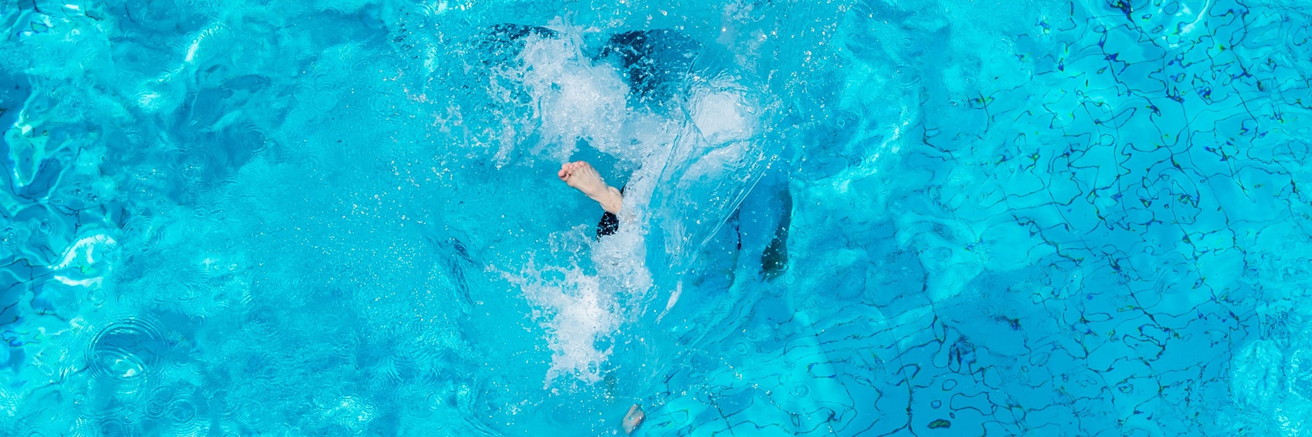 Endlich wieder abtauchen. Das geht in der frisch sanierten Schwimmhalle am Helene -Weigel -Platz in Marzahn. 