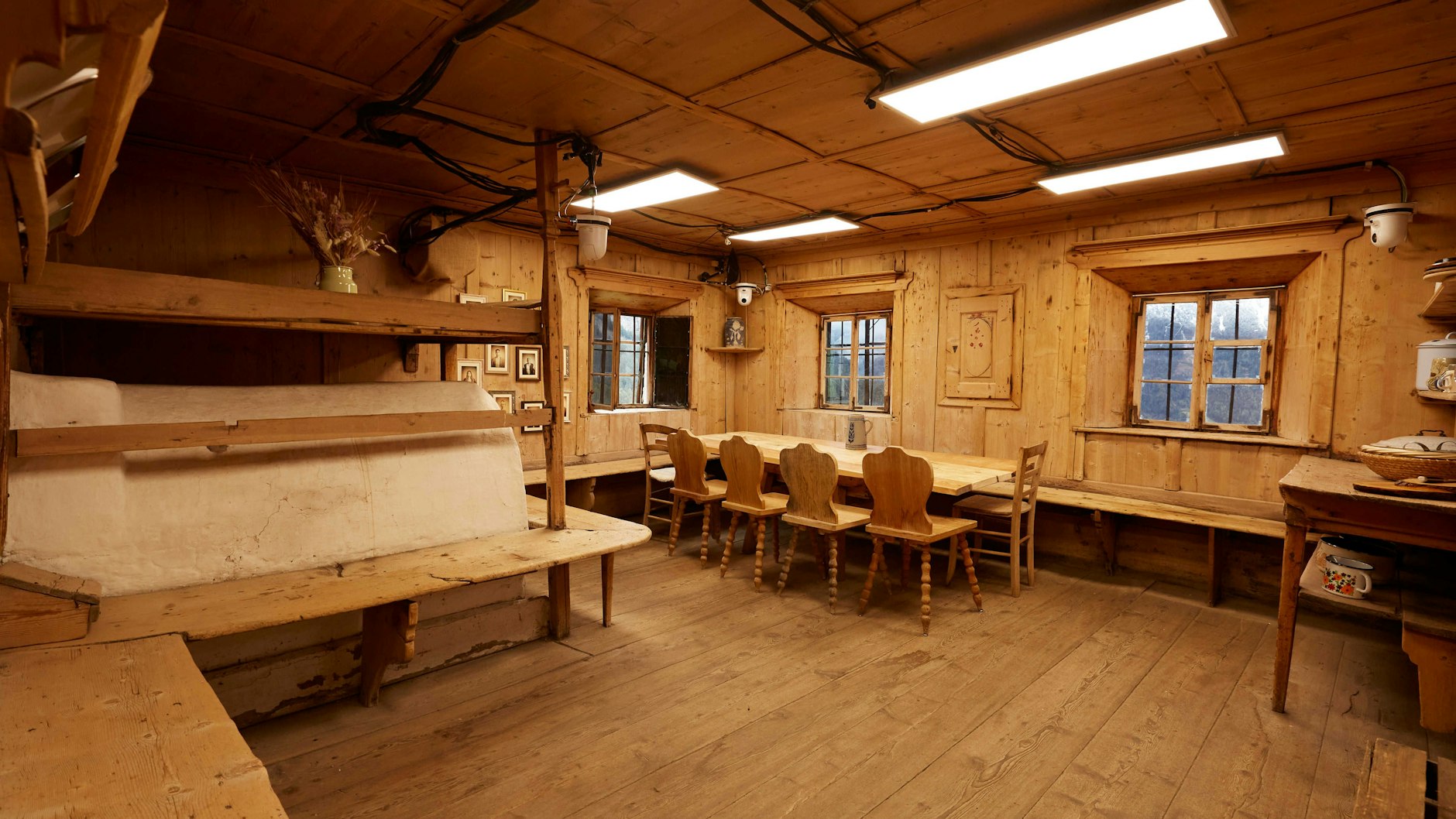 Sieht ein bisschen aus wie im Märchen Schneewittchen und die sieben Zwerge: Das Wohnzimmer der Alm.