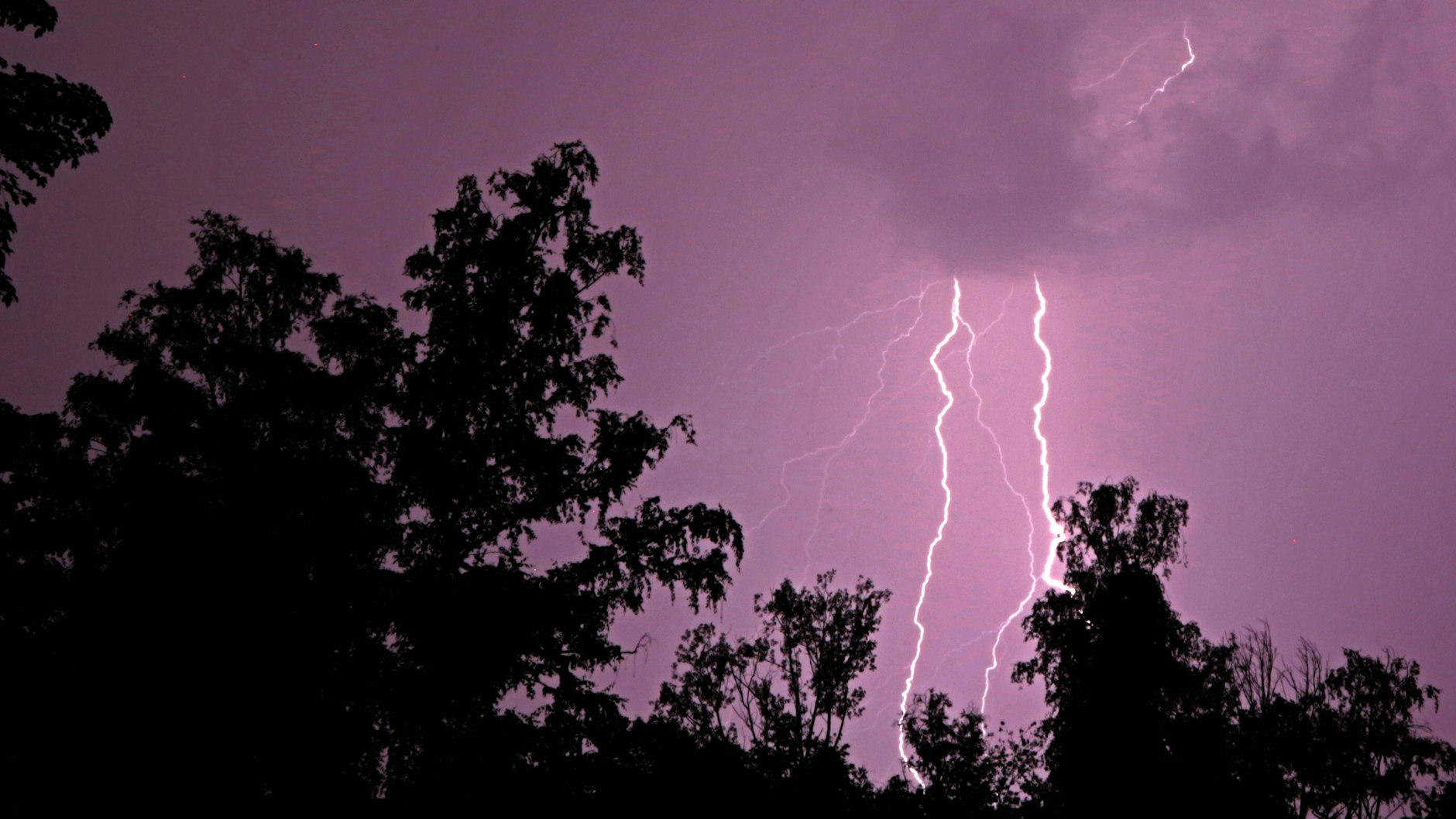 Schweres Gewitter wie zuletzt über dem Ruhrgebiet kommen auch auf den Osten zu.