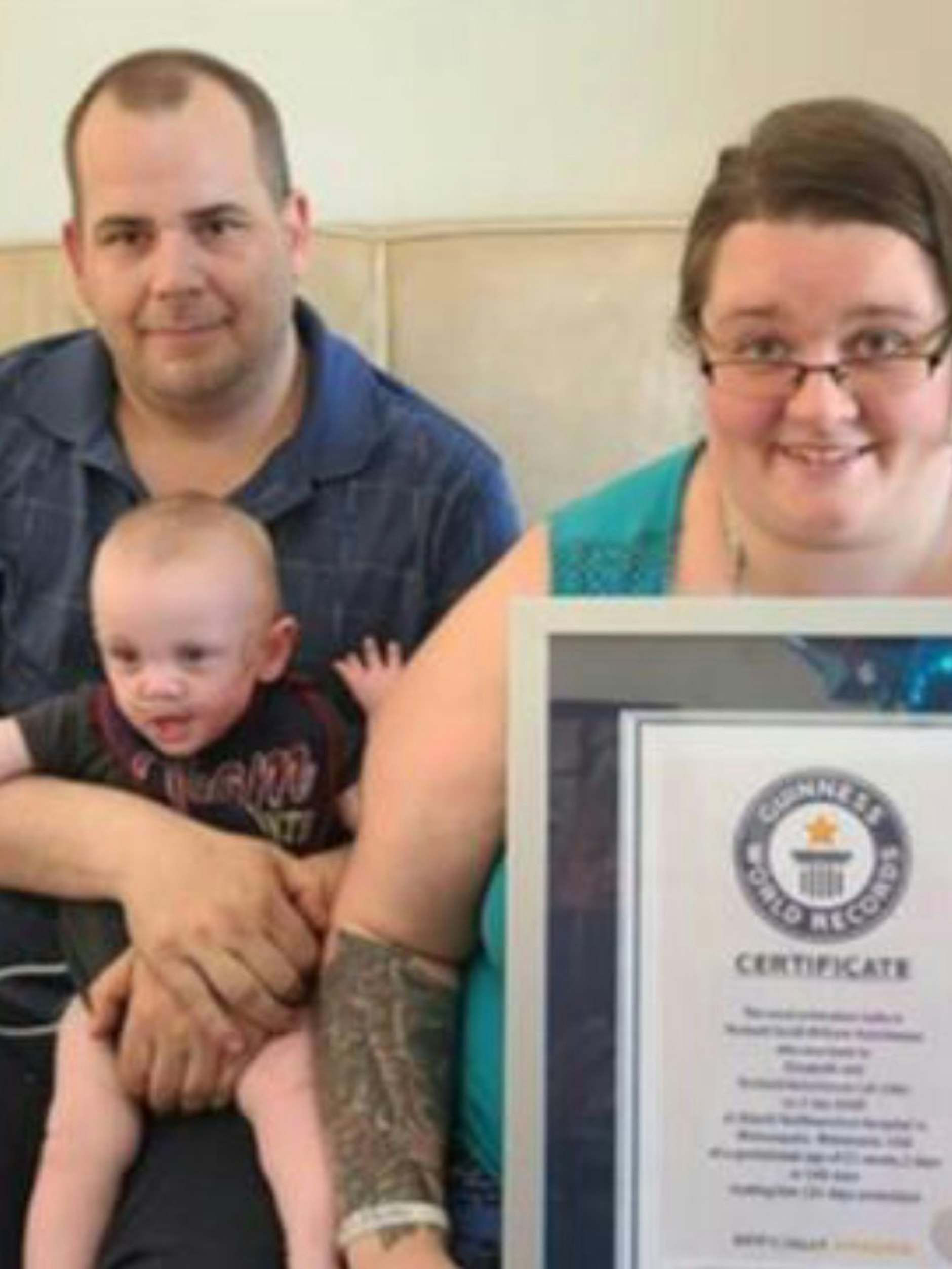 Der kleine Richard mit seinen Eltern und der Urkunde des Guinnessbuch der Rekorde.