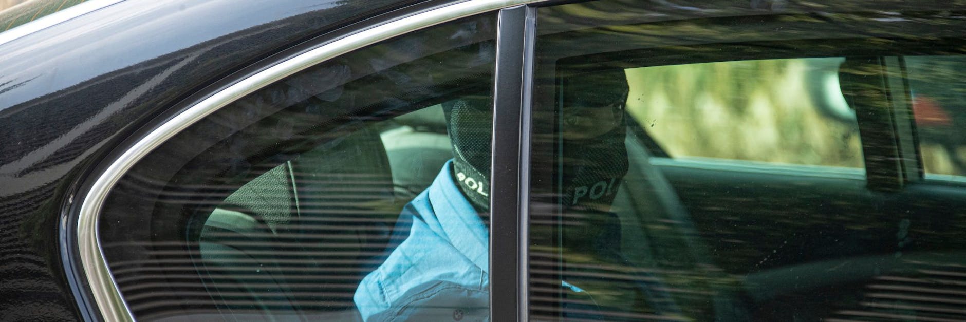 Mit Personenschutz und Polizeimaske wird Anna-Maria Ferchichi zum Gericht gefahren.