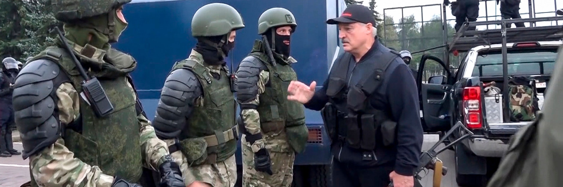 Bei den Demonstrationen gegen ihn tauchte Lukaschenko bewaffnet auf. Jetzt soll es ihm ans Geld gehen.