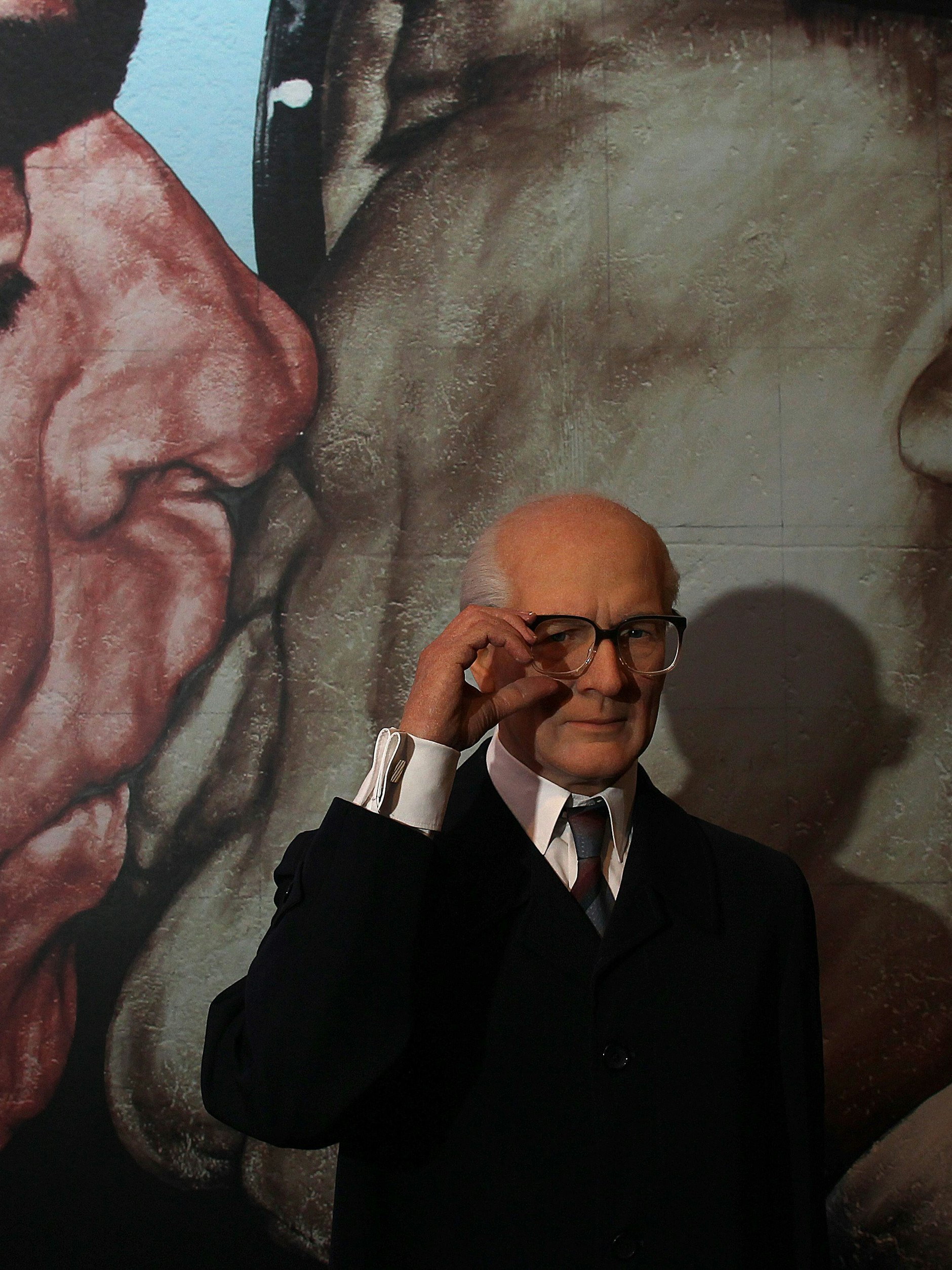 Im Hintergrund der Bruderkuss: Die Wachsfigur von Erich Honecker.