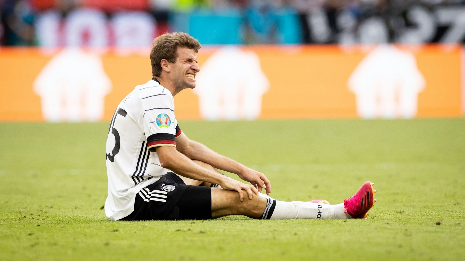 Schmerzverzerrtes Gesicht und eine böse Vorahnung: Thomas Müller