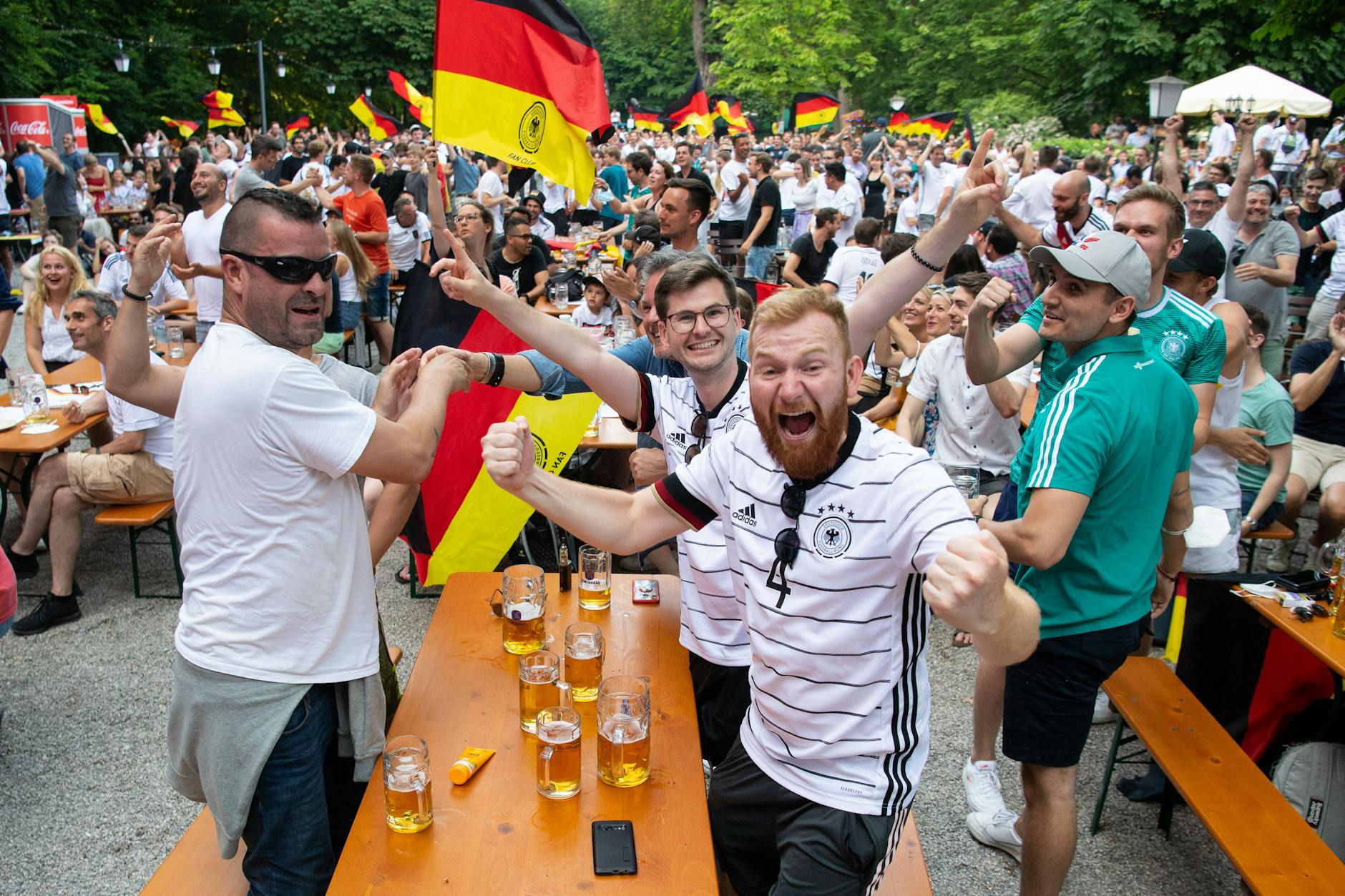 Beim EM-Spiel Deutschland gegen Portugal feierten die Fans auch beim Public Viewing ausgelassen. Viele hielten sich nicht an Abstandsregeln.