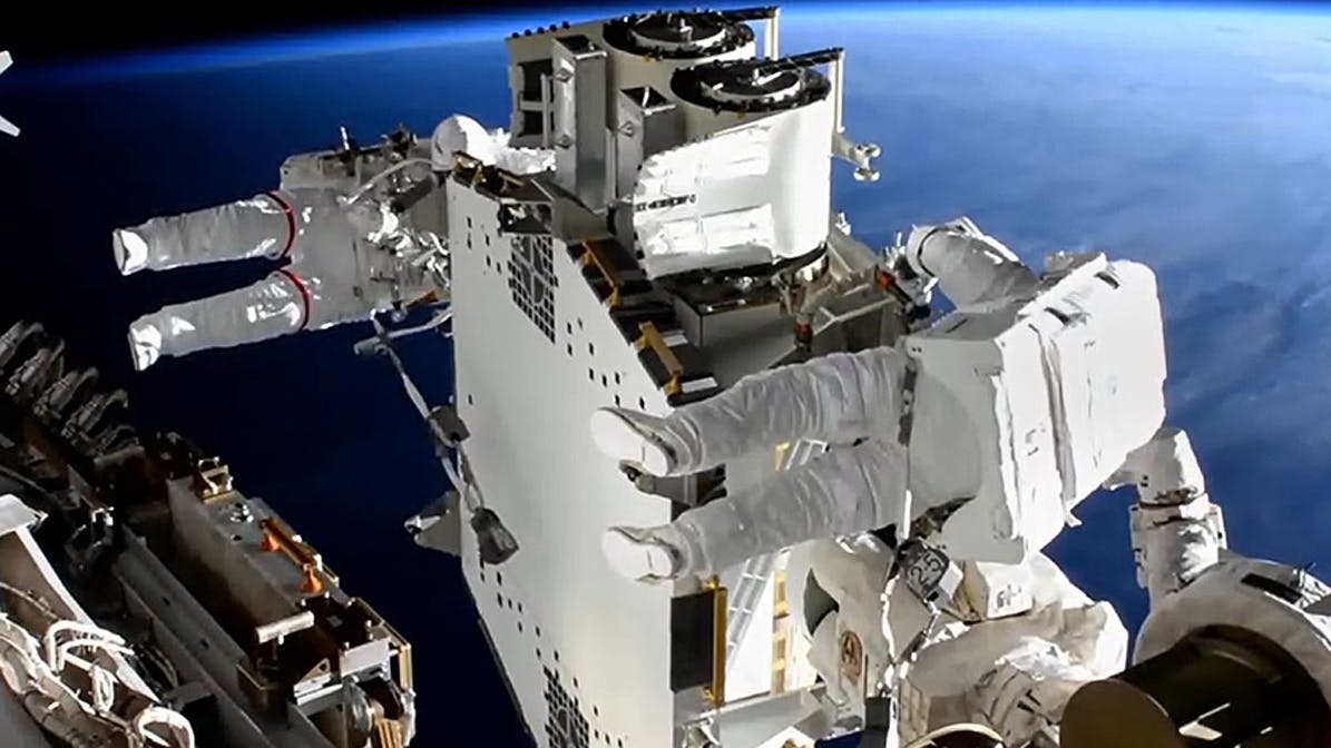 Zwei Astronauten bei einem Außeneinsatz an der Raumstation ISS