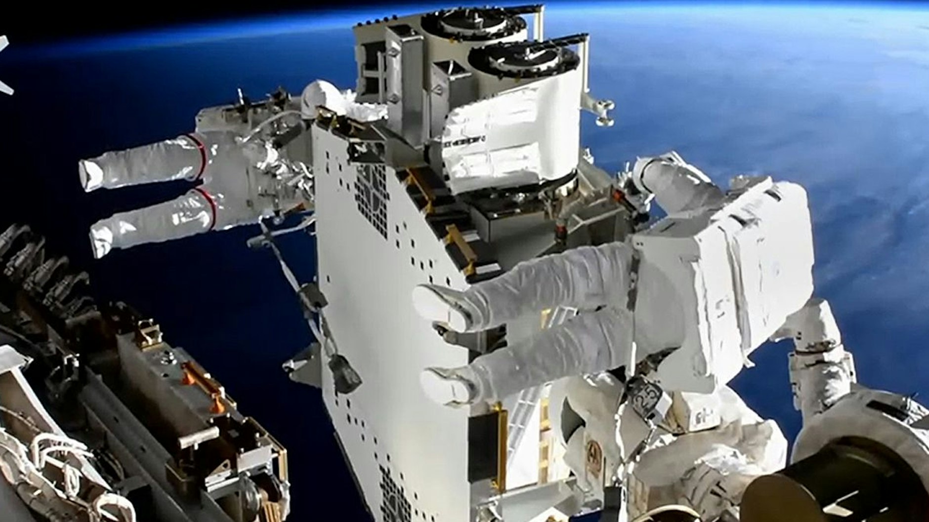 Zwei Astronauten bei einem Außeneinsatz an der Raumstation ISS