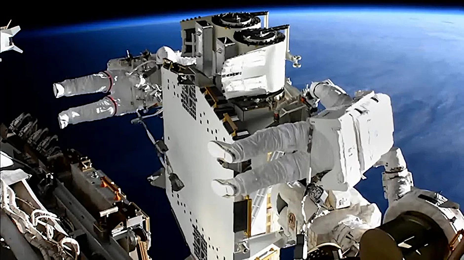 Zwei Astronauten bei einem Außeneinsatz an der Raumstation ISS