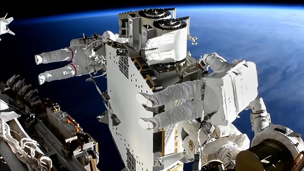Raumfahrt: Astronauten installieren Sonnensegel an ISS