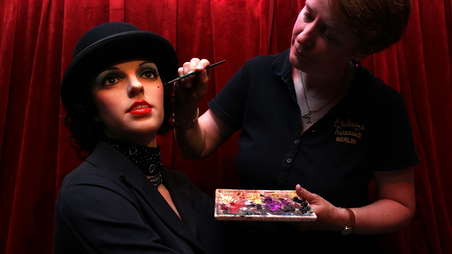 Letzter Schliff: Karen Fries legt am Makeup von Liza Minnelli Hand an.