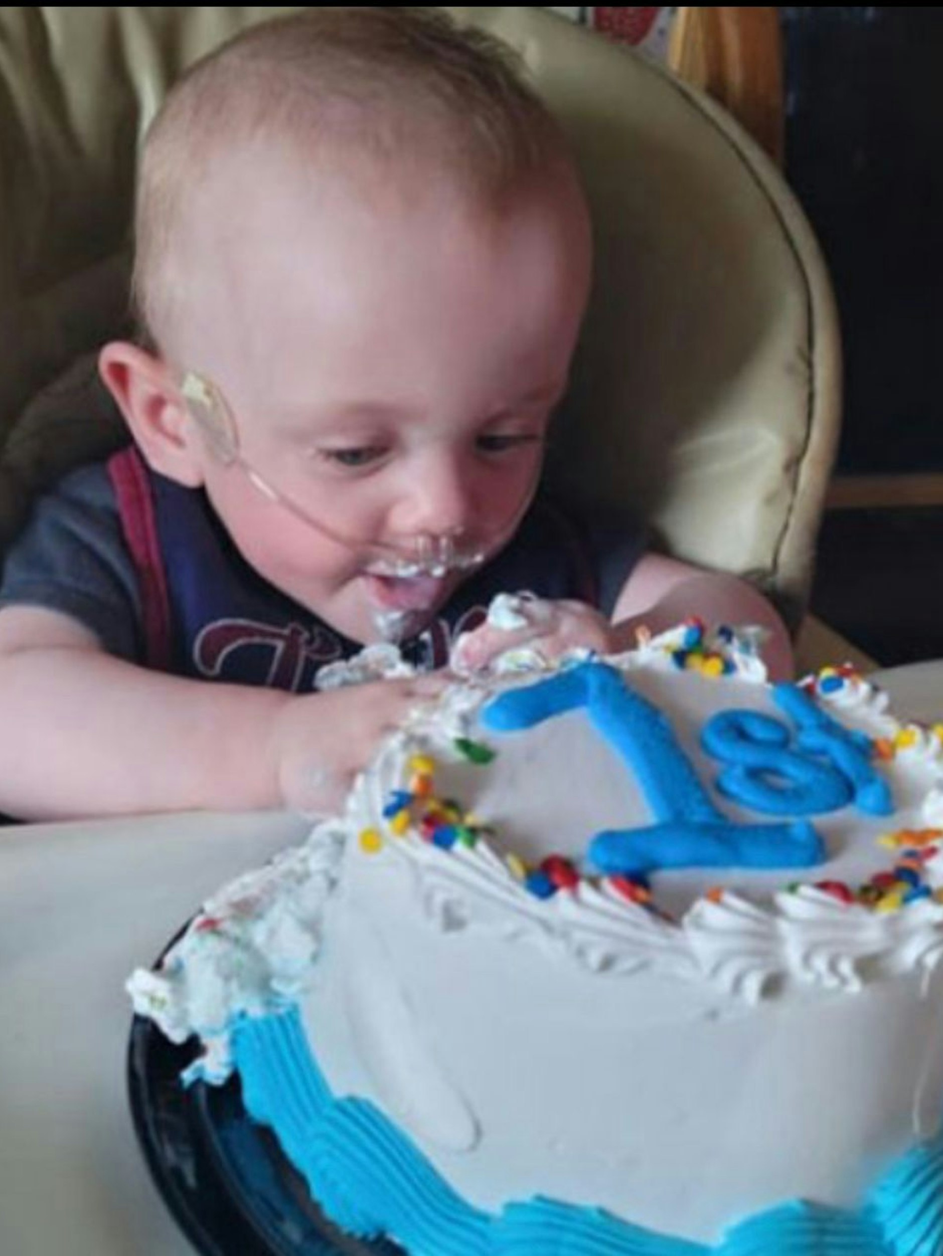 Rekord-Frühchen Richard mit seiner Torte zum 1. Geburtstag.