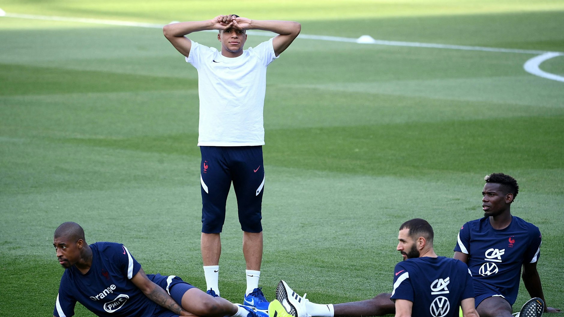 Frankreich-Star Kylian Mbappé (M.) steht ziemlich ratlos da und will sich erst nach der EM entscheiden, ob er in Paris bleibt. 