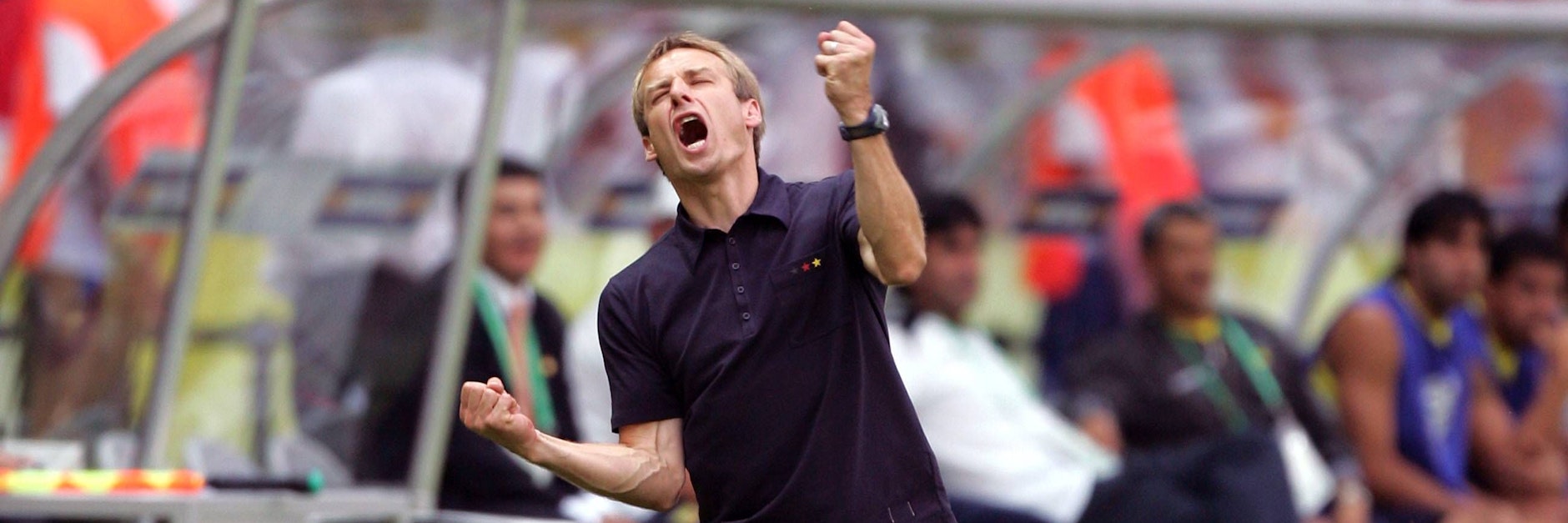 Jürgen Klinsmann, einst erfolgreicher Bundestrainer, bringt sich nach seiner Hertha-Flucht für einen neuen Job in England selbst ins Gespräch.