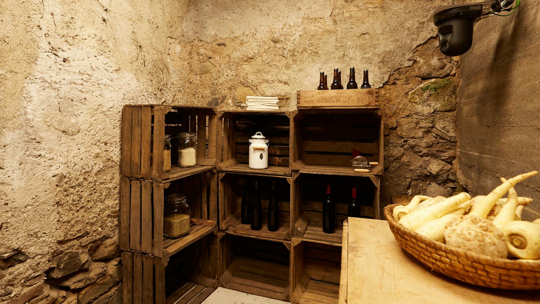 Blick in die Vorratskammer der Alm: Für die Promis gab es während der Produktion fast nur Kartoffeln und Eier.