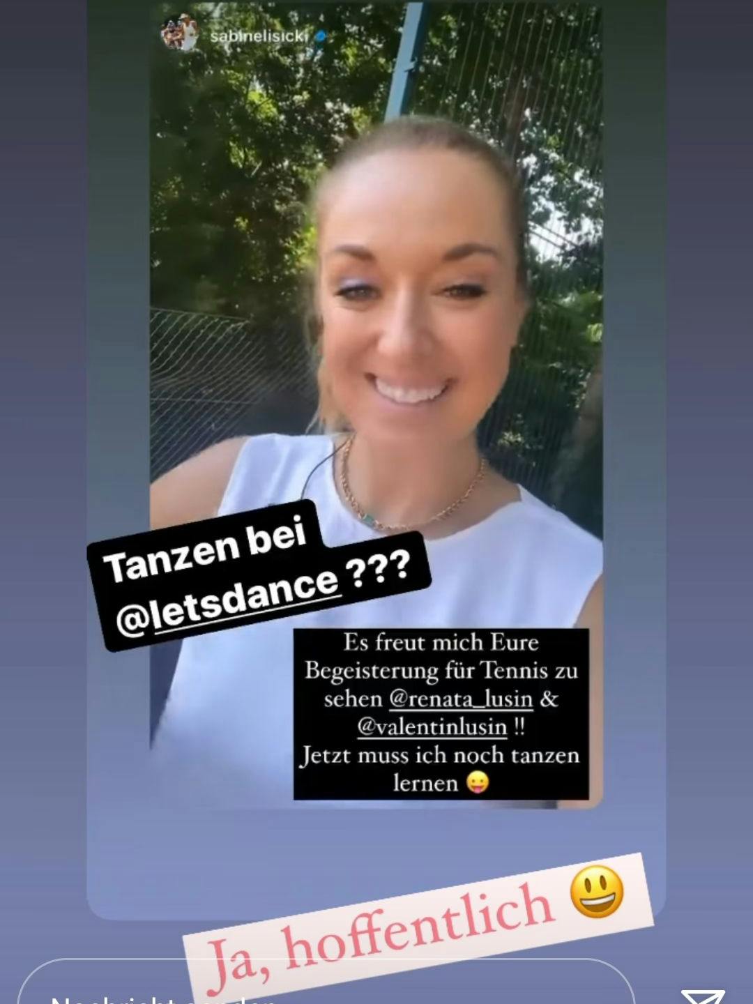 Sabine Lisicki nimmt den Ball auf, bewirbt sich hiermit um einen Startplatz bei „Let's Dance“.