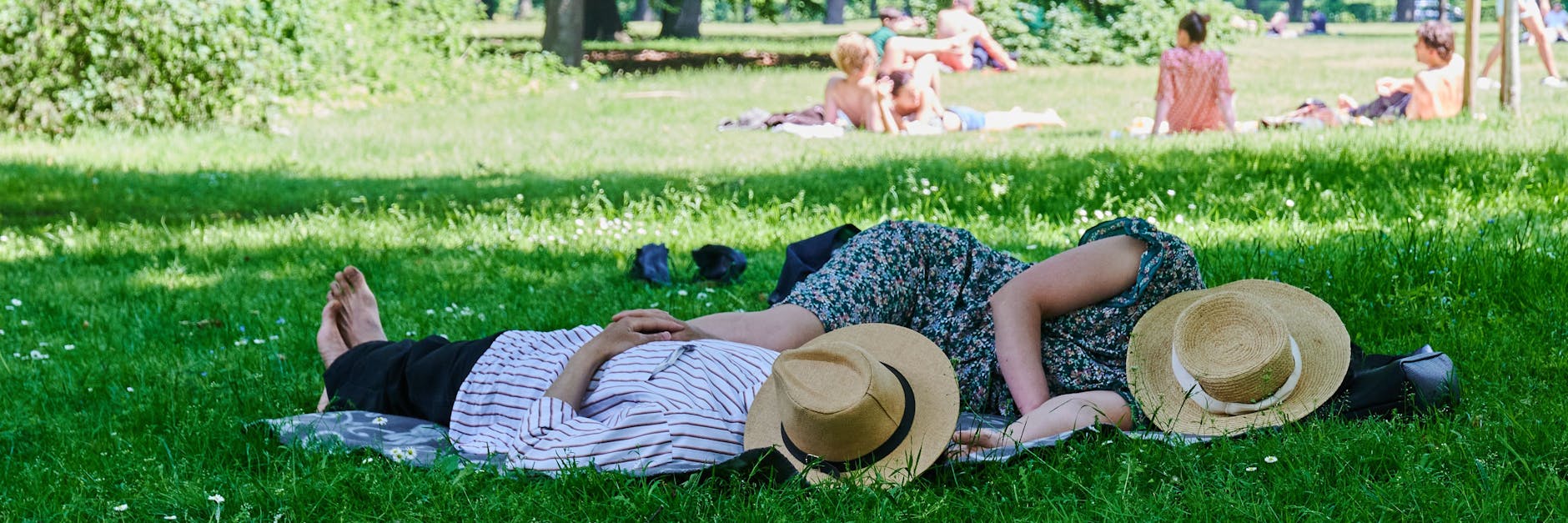 Viele Berliner suchten am Wochenende schattige Plätzchen in den Parks der Stadt.