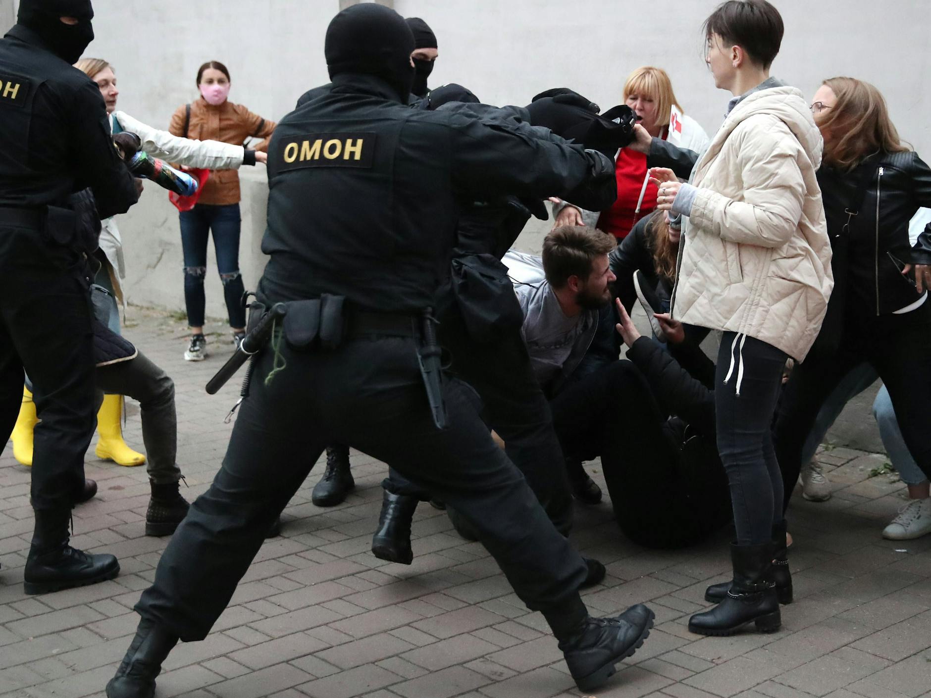 Maskiert und brachial schlug die Staatsmacht die Proteste nieder.