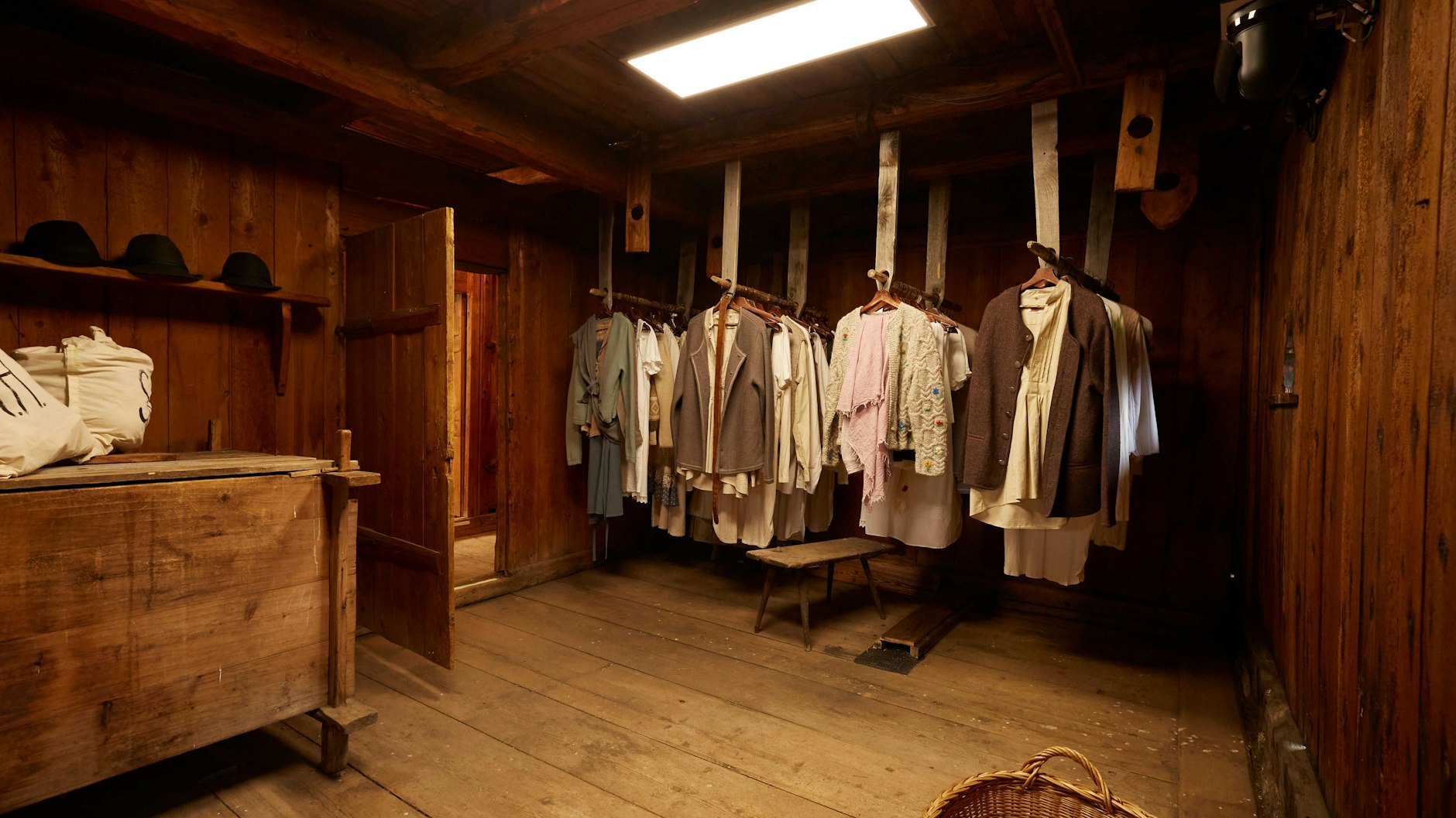 Der Kleiderschrank ist schon eingeräumt: Die Alm-Klamotten warten auf die Promis. Besondere Erotik lassen diese Outfits allerdings nicht aufkommen...