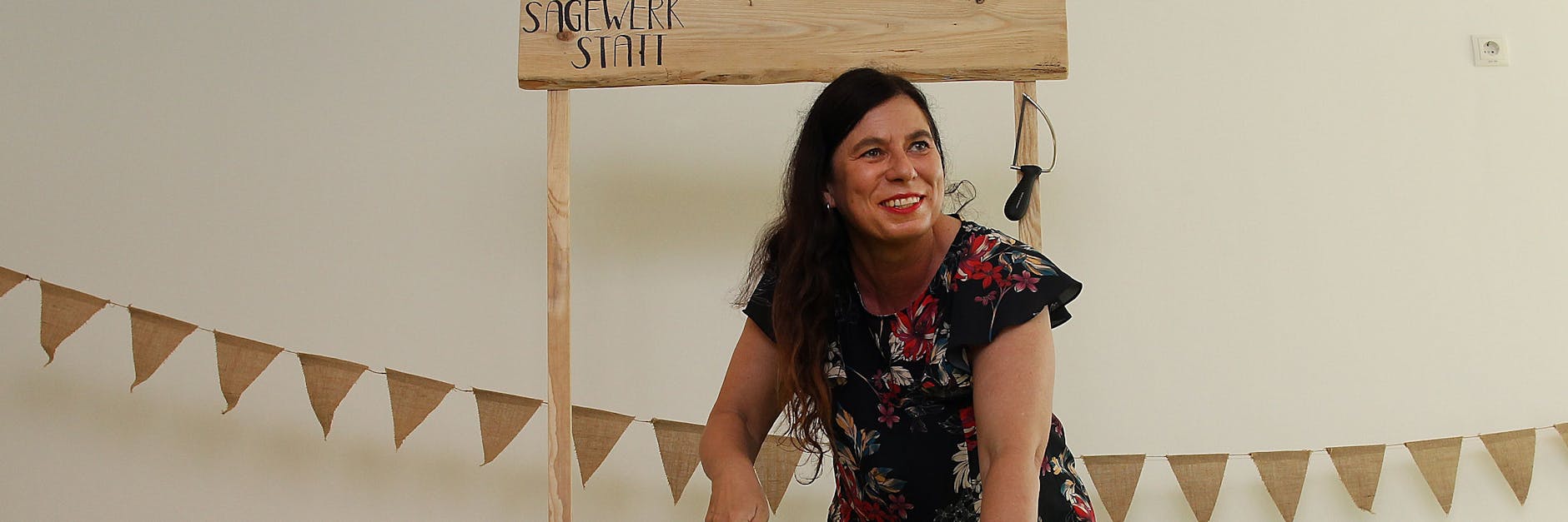 Dicke Bretter sägen. Sandra Scheeres in der neuen Werkstatt-Kita.<br>