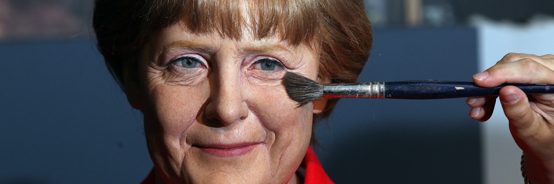 Ein paar Jahre sind vergangen, seit das Museum eröffnete. An der Wachsfigur von Angela Merkel wurden deshalb kleinere Anpassungen vorgenommen.