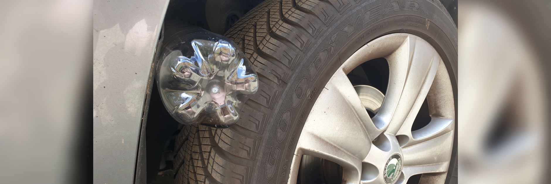 Mit einer eingeklemmten Flasche zwischen Radkasten und Rad tricksen Betrüger Autobesitzer aus und klauen ihre Fahrzeuge.