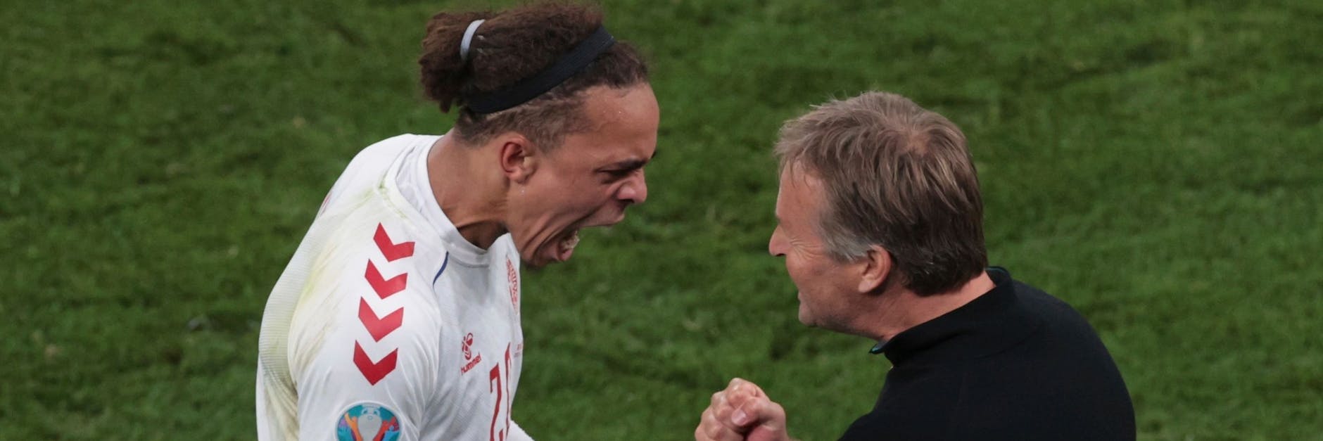 Dänemarks Yussuf Poulsen jubelt mit Trainer Kasper Hjulmand über das Tor zum 2:0. Die Skandinavier ziehen mit drei Punkten als Gruppenzweiter ins Achtelfinale ein. 