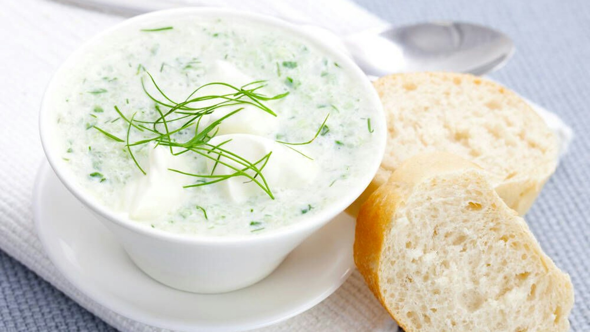 Zur kalten Gurkensuppe serviert man am besten eine paar Stücken Baguette.&nbsp;