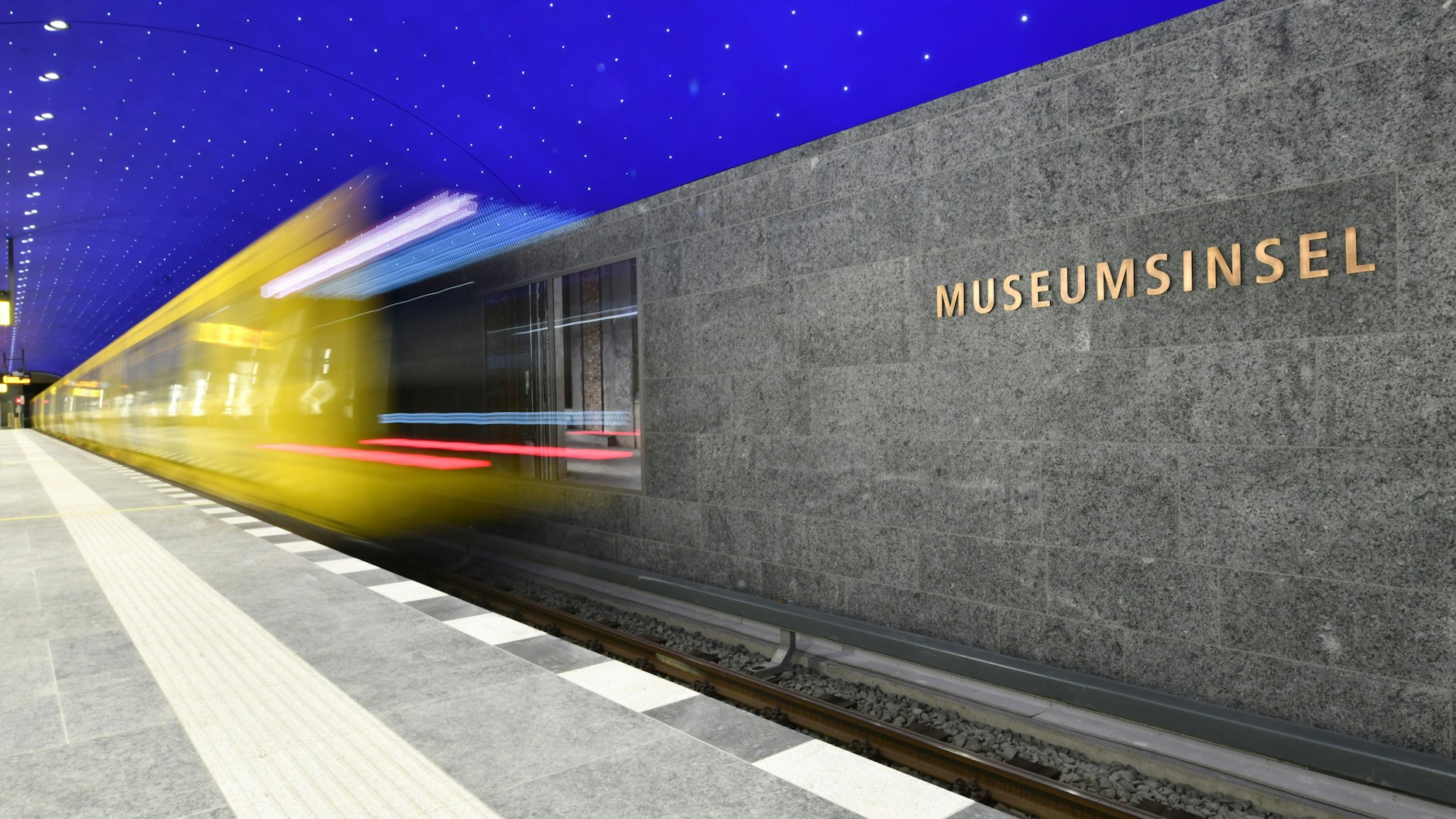 Noch fährt die U5 ohne Halt durch. Doch bald werden die Züge im U-Bahnhof Museumsinsel zum Ein- und Aussteigen halten. An der Decke strahlen Lichtpunkte.