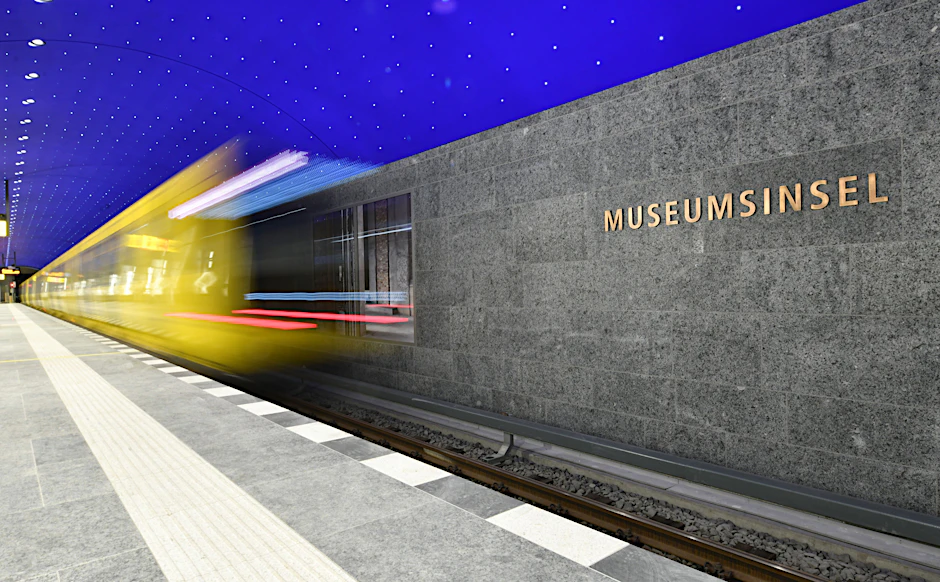 Noch fährt die U5 ohne Halt durch. Doch bald werden die Züge im U-Bahnhof Museumsinsel zum Ein- und Aussteigen halten. An der Decke strahlen Lichtpunkte.