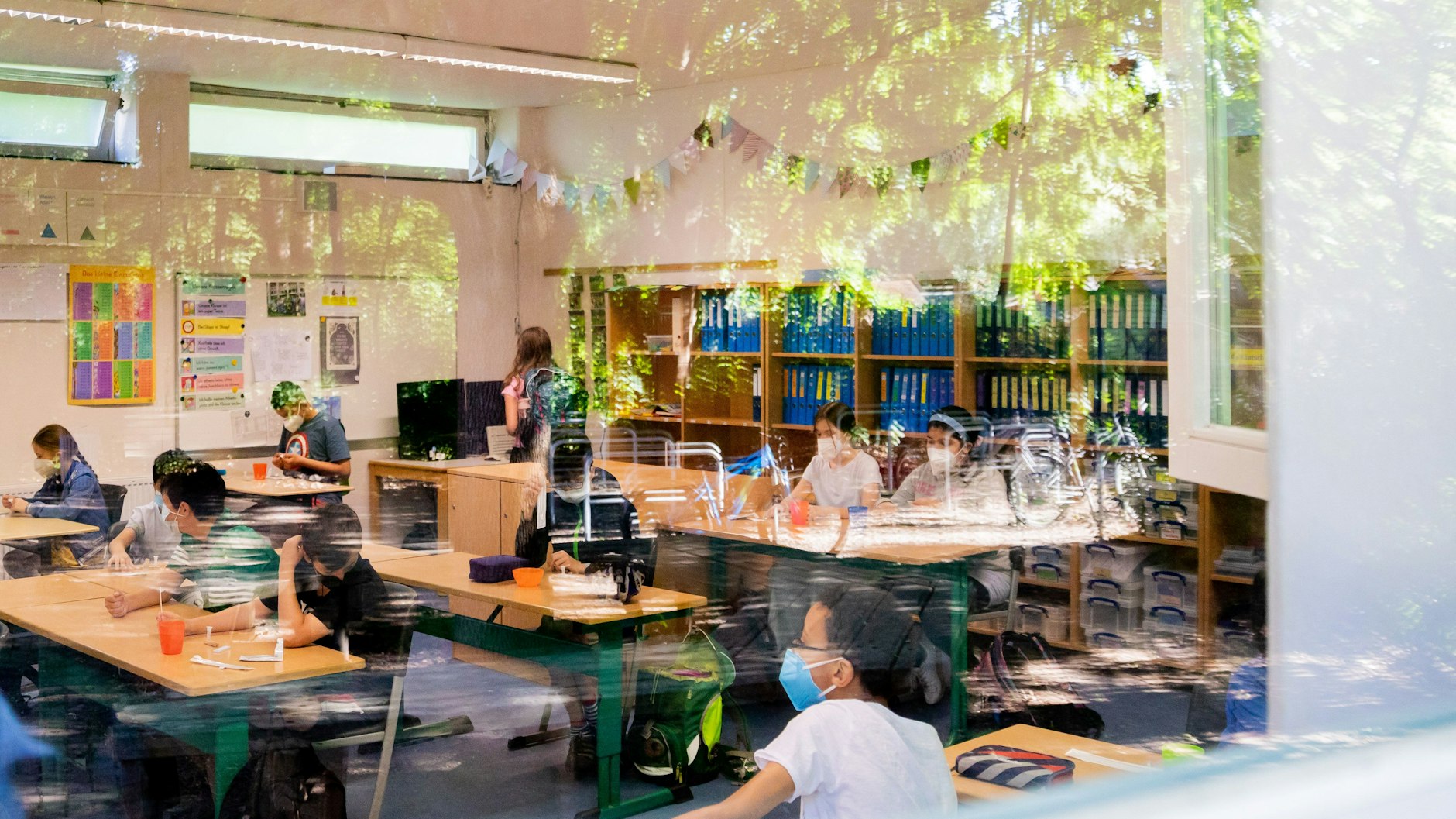 Auch in der Fritz-Karsen-Schule in Berlin-Neukölln wird es nach den Ferien mit Präsenzunterricht weitergehen. Die Maske wird mindestens zwei Wochen Pflicht bleiben (Archivbild).