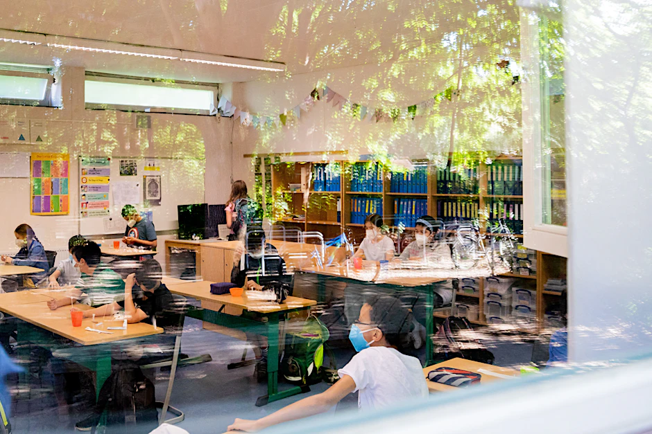 Auch in der&nbsp; Fritz-Karsen-Schule in Berlin-Neukölln wird es nach den Ferien mit Präsenzunterricht weitergehen. Die Maske wird mindestens zwei Wochen Pflicht bleiben (Archivbild).