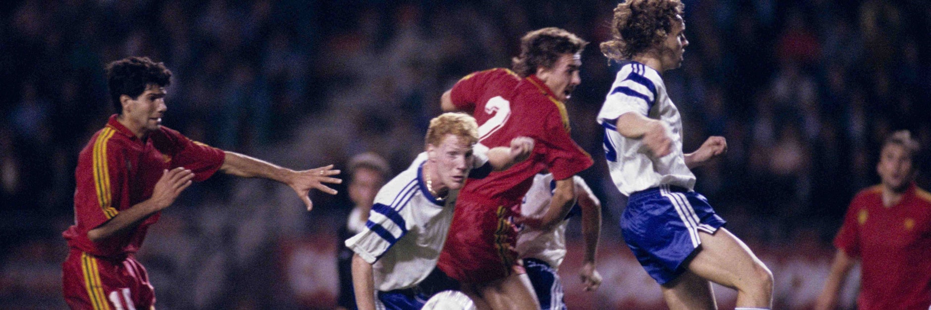 Belgiens Enzo Scifo (l.), hier im Duell mit Matthias Sammer und der DDR-Auswahl 1990, war 28 Jahre lang der jüngste EM-Spieler aller Zeiten. 