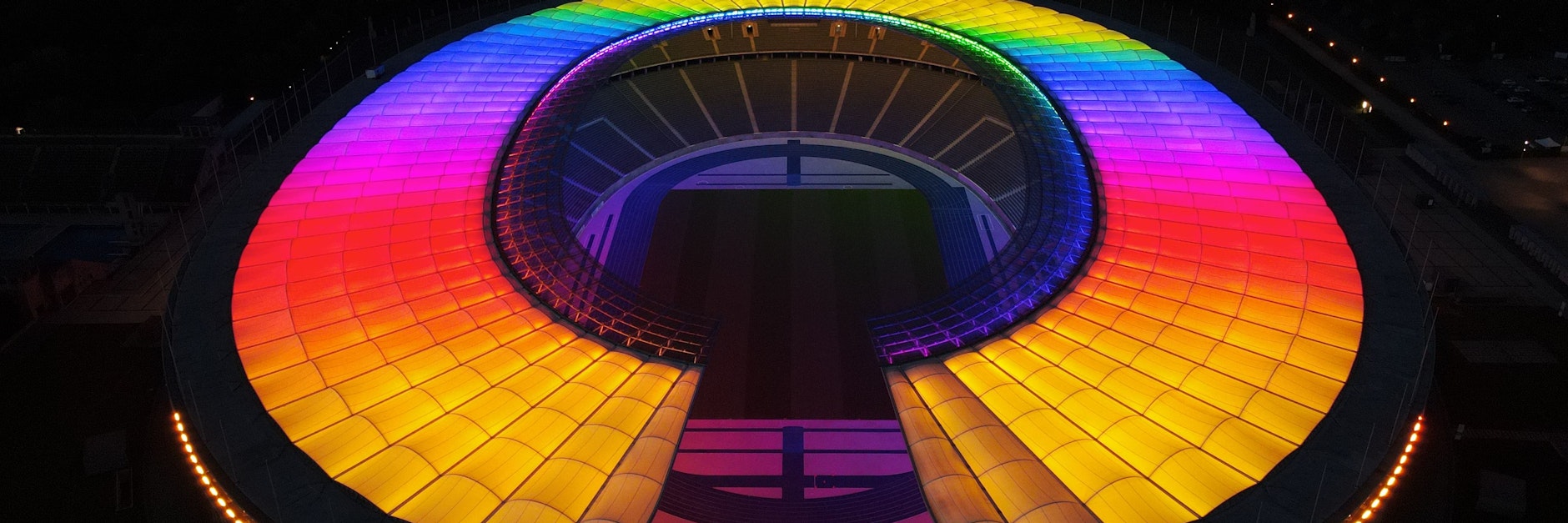 Das Olympiastadion erstrahlte schon einmal in den Regenbogenfarben.