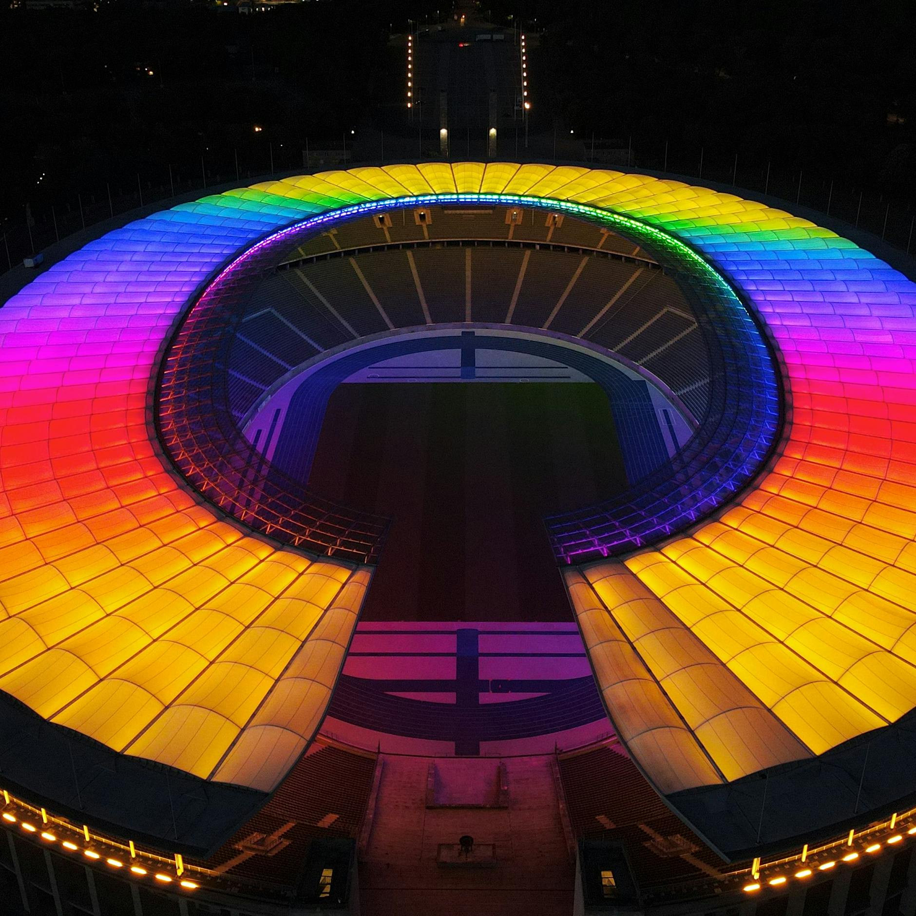 Exklusiv: Berliner Olympiastadion zeigt sich in den Regenbogenfarben