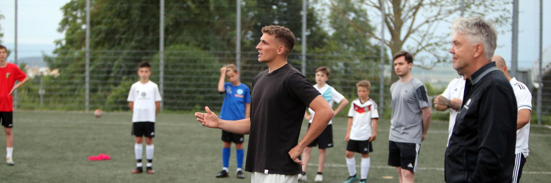 Union-Star Grischa Prömel motiviert die Teilnehmer eines Fußball-Talente-Lehrganges mit aufmunternden Worten.