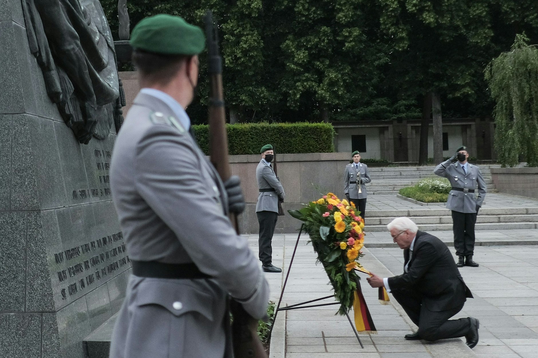 Bundespräsident Frank Walter Steinmeier während der Kranzniederlegung zum Gedenken an den 80. Jahrestag des deutschen Überfalls auf die Sowjetunion am Sowjetischen Ehrenmal Schönholzer Heide in Berlin Pankow.