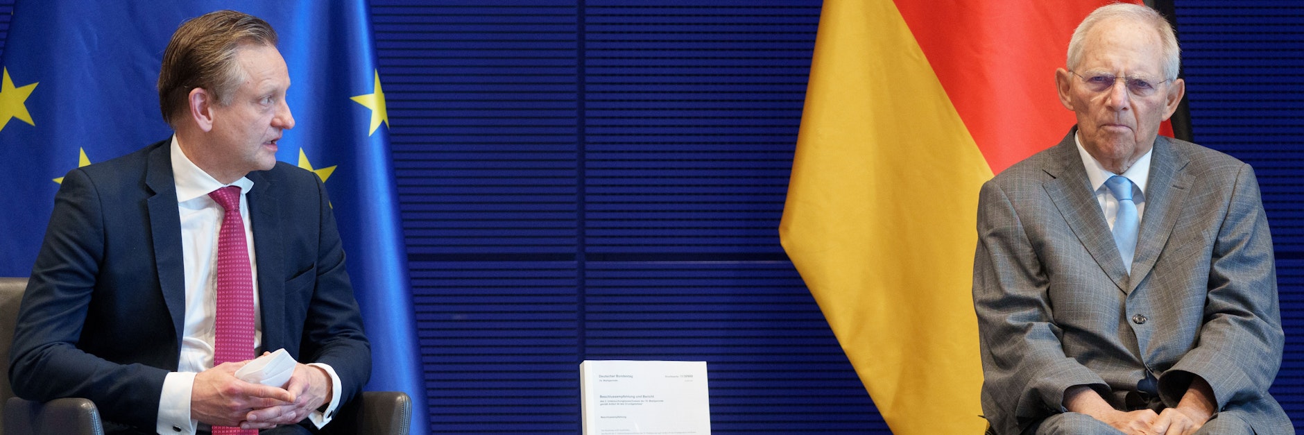 Der Ausschussvorsitzende Kay Gottschalk (l., AfD) mit Bundestagspräsident Wolfgang Schäuble. Zwischen ihnen der Wälzer von Abschlussbericht.&nbsp;&nbsp;