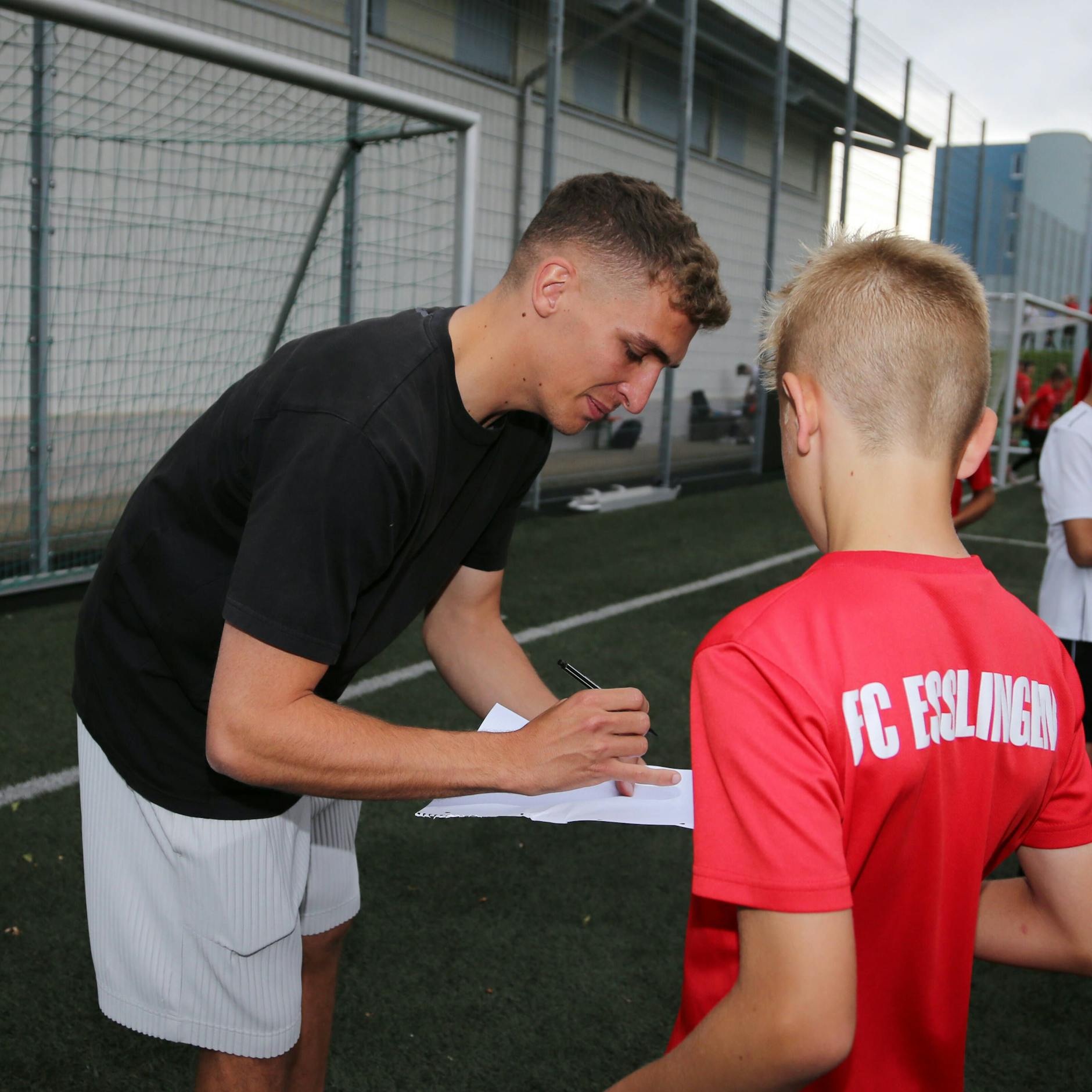 Grischa Prömel gibt fleißig Autogramme.