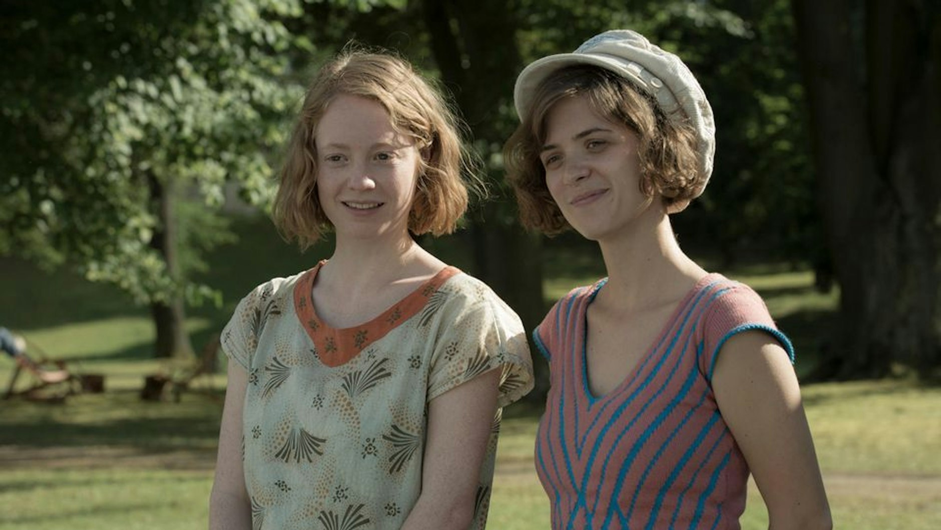 Leonie Benesch als Greta Overbeck an der Seite von Liv Lisa Fries als Charlotte Ritter in Babylon Berlin