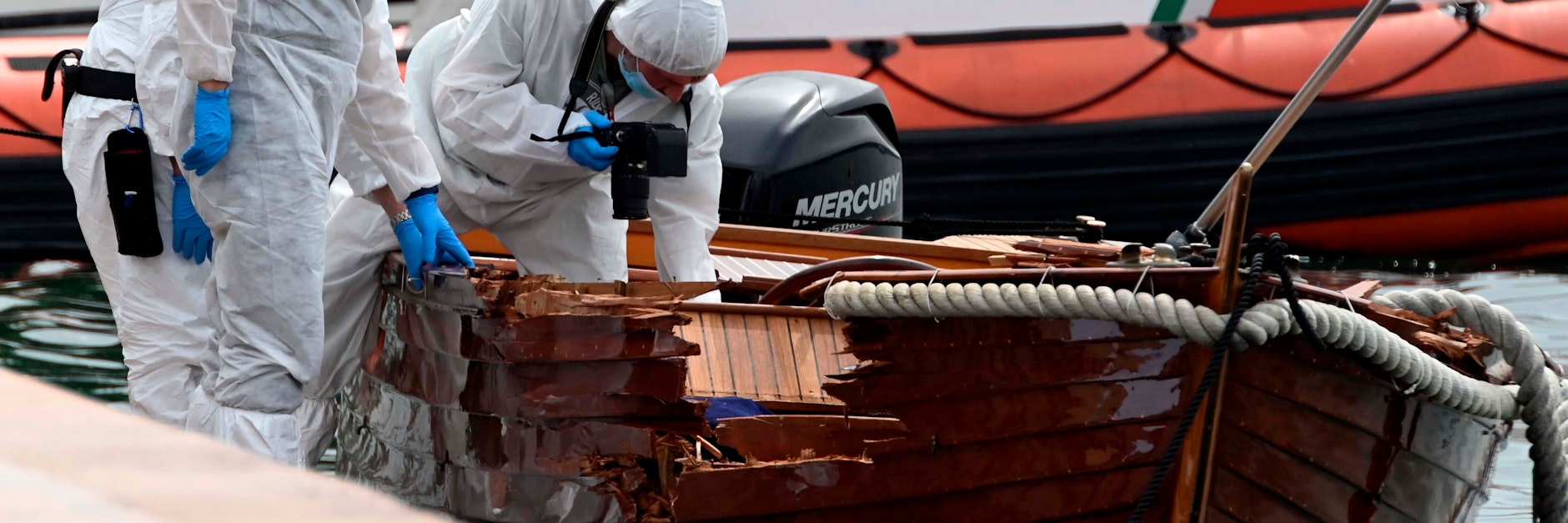 &nbsp;Italienische Forensiker begutachten den Schaden an einem Boot. Im Fall zweier Toter auf dem Gardasee nach einer mutmaßlichen Bootskollision ermittelt die italienische Polizei gegen zwei Deutsche aus München.&nbsp;