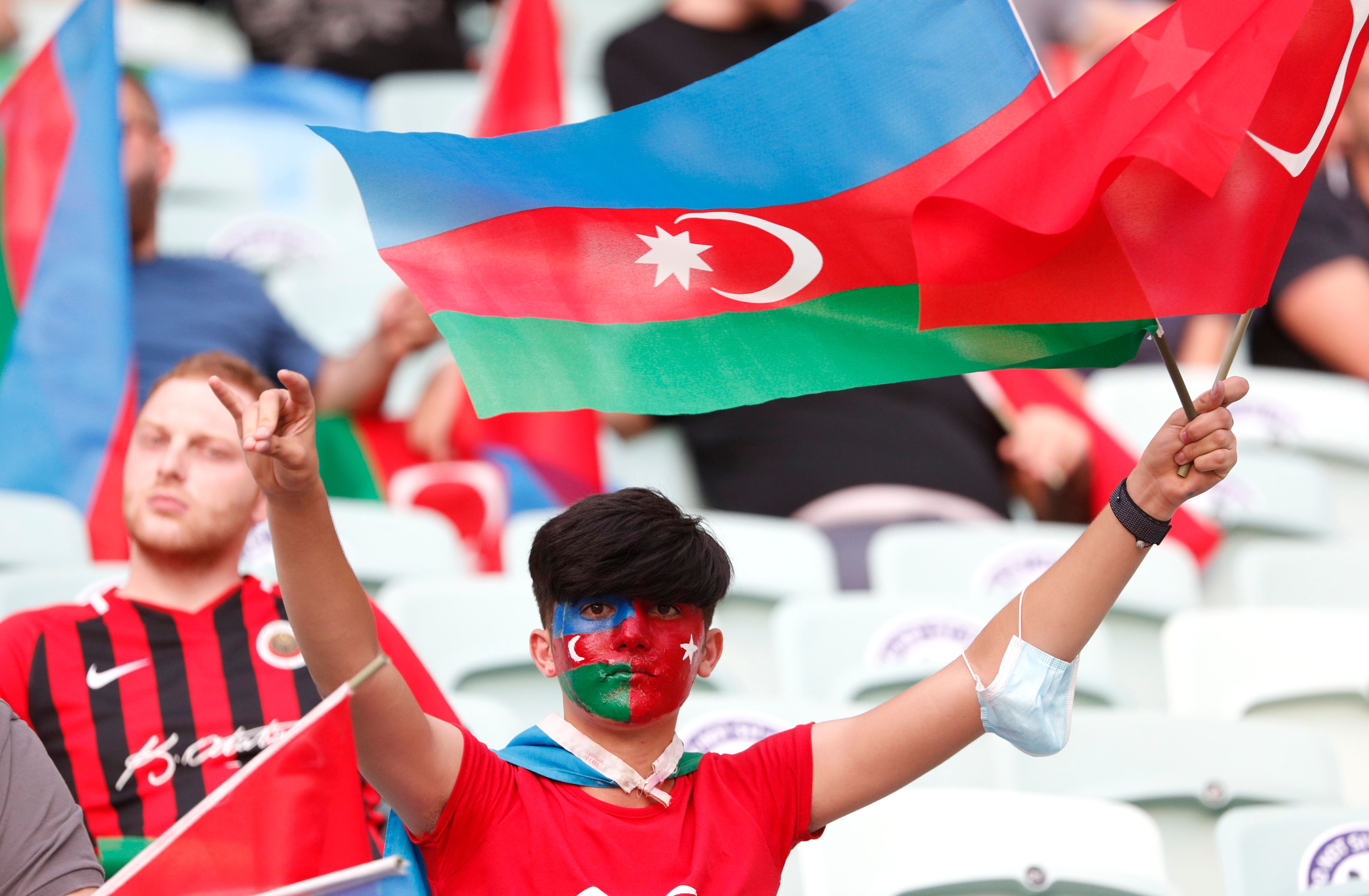 Image - Uefa erlaubt kein Stadion in Regenbogenfarben? Dann müssten auch Nationalhymnen und Flaggen draußen bleiben!
