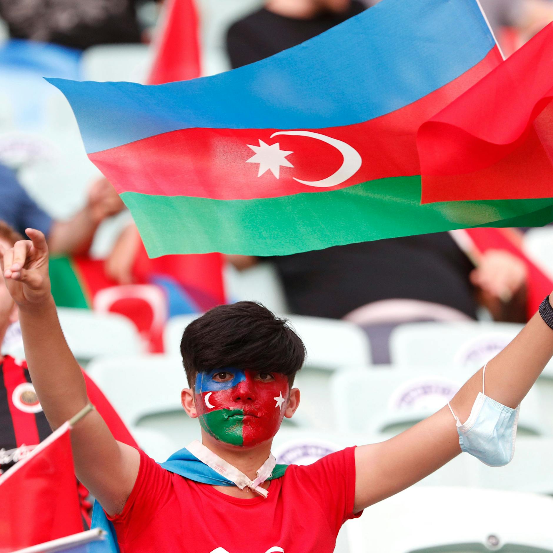 Uefa erlaubt kein Stadion in Regenbogenfarben? Dann müssten auch Nationalhymnen und Flaggen draußen bleiben!