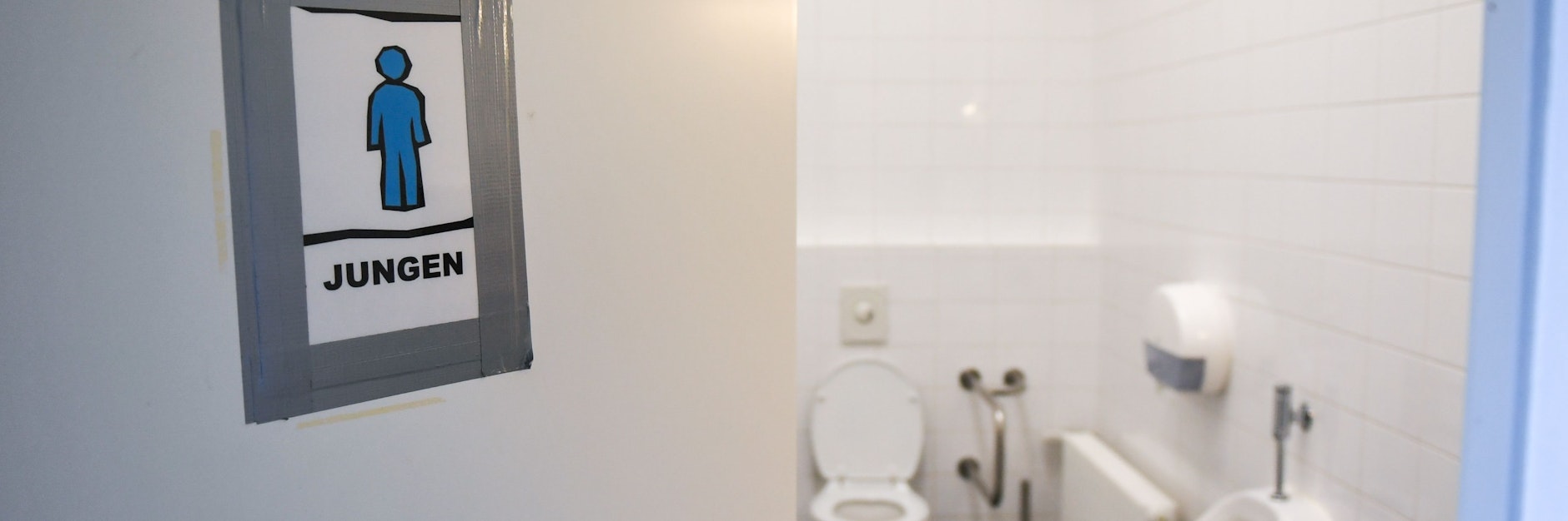 Eine Toilette einer Schule wurde in Oberbayern zum Tatort. (Symbolbild)