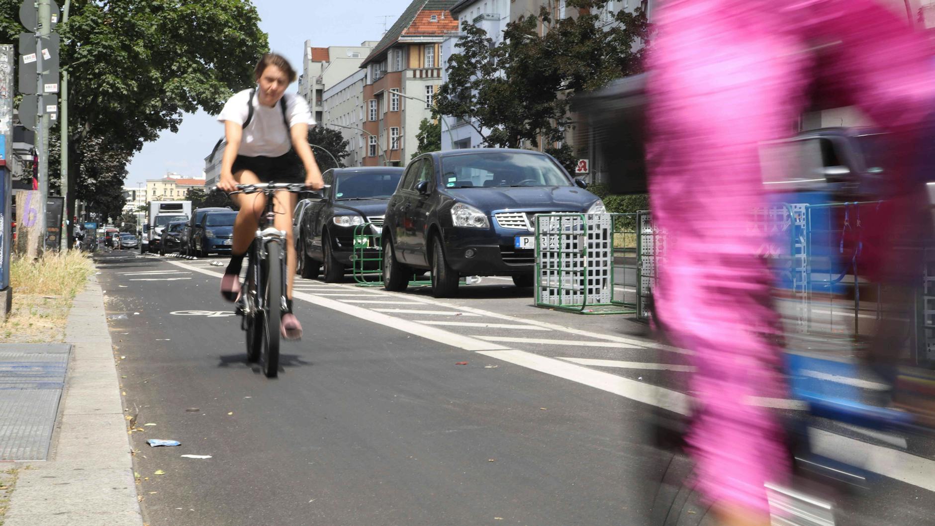 Gitterwagen gegen Falschparker: Neben dem neuen Radfahrstreifen Kottbusser Damm in Kreuzberg halten die Vehikel die Ladezone frei. Sie würde sonst sofort wieder zugeparkt.